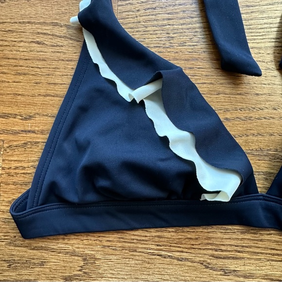 Boden Women’s Wireless bikini top blue And Ivory size 6 with ruffles And ruching - Picture 3 of 16
